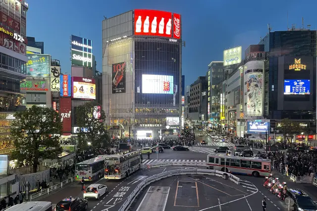 從前往井之頭線的聯絡通道眺望夕景。夜晚有許多人隔著玻璃拍攝
