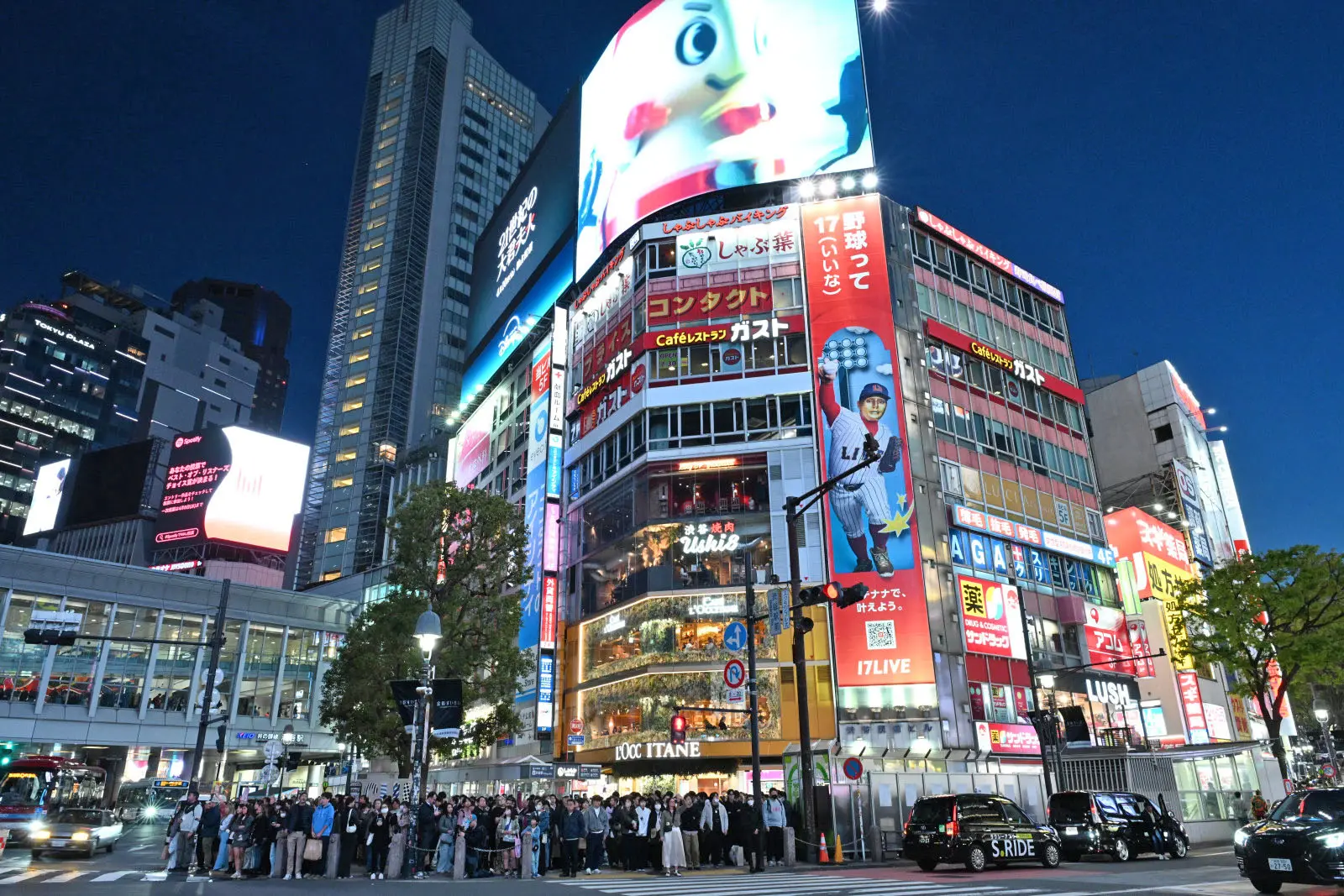 由於數位看板廣告眾多,夜晚的景色更加華麗
