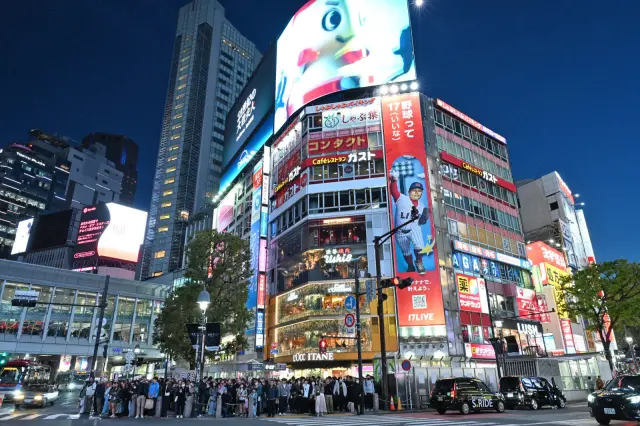 由於數位看板廣告眾多，夜晚的景色更加華麗
