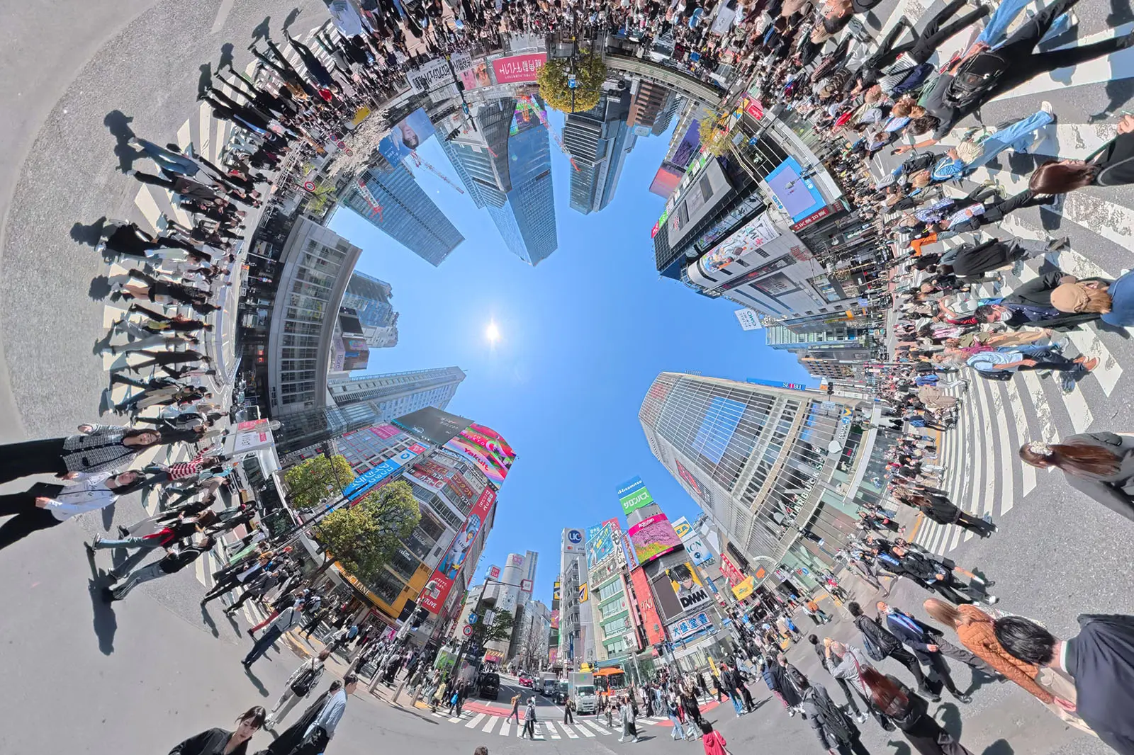 也能製作以天空為中心,將四周360度景色收進一張照片的畫面