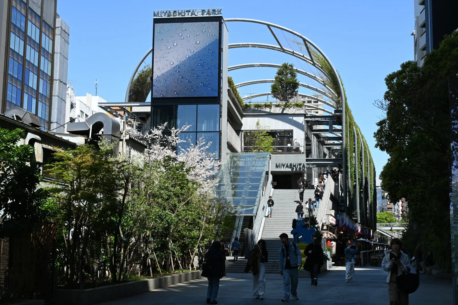 店家於11:00開始營業,屋頂公園則從8:00開放