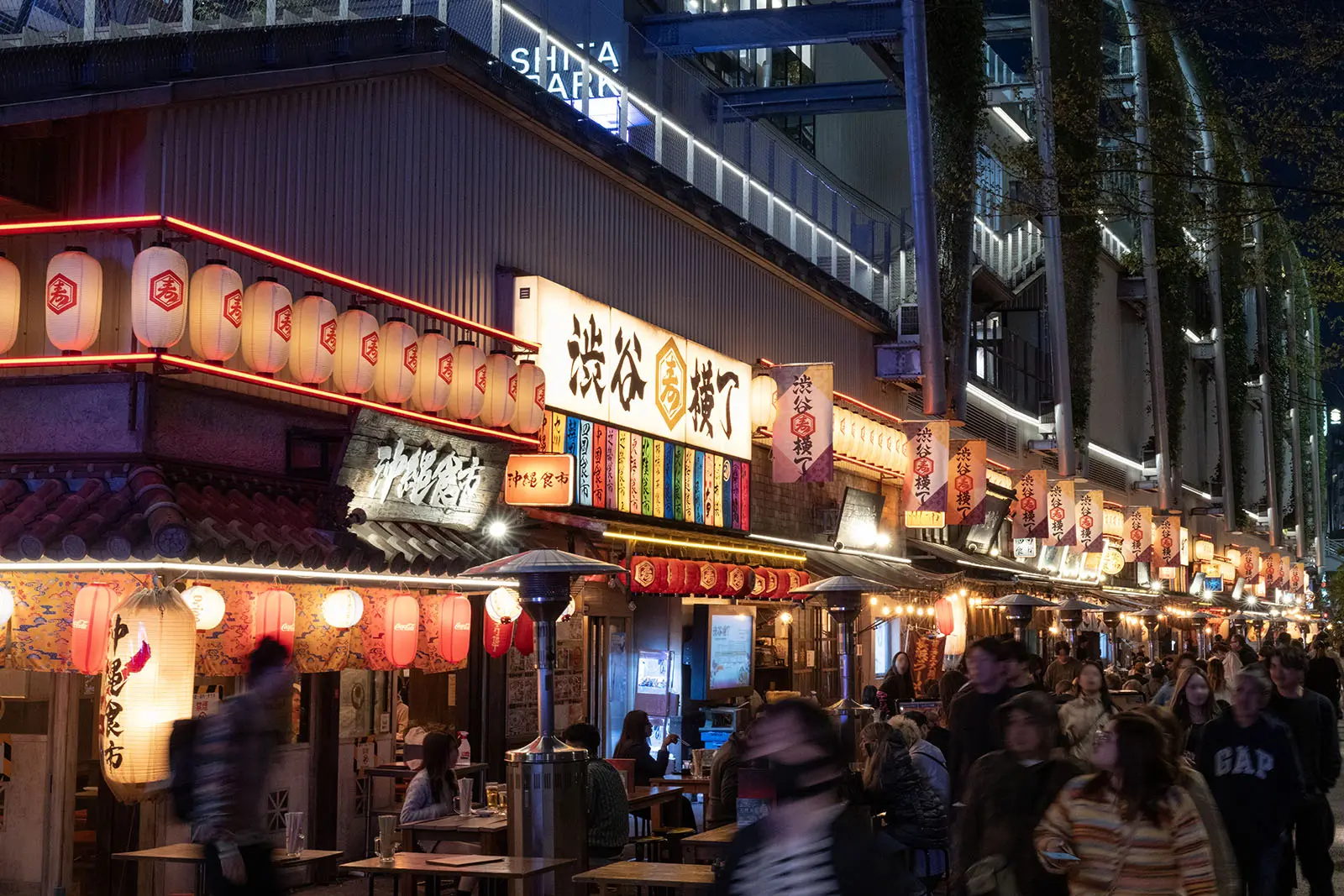 夜晚燈籠亮起,可享受宛如祭典般的氣氛