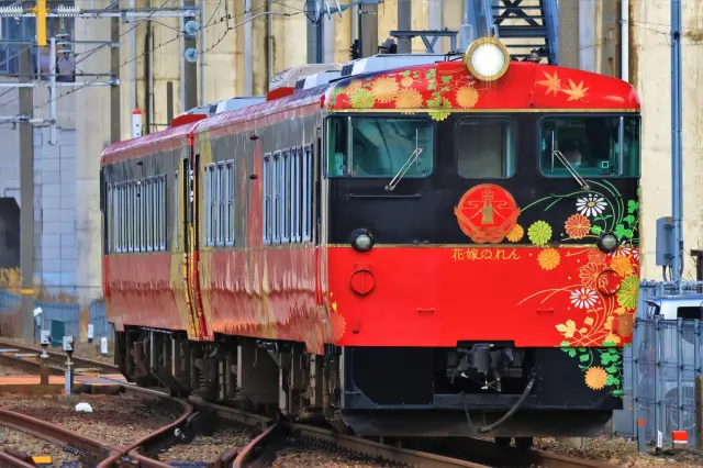 伝統工芸品の「加賀友禅」や「輪島塗」をイメージした「花嫁のれん」