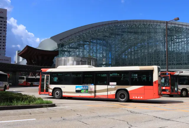 金沢駅からバスに乗車していざ金沢旅行へ