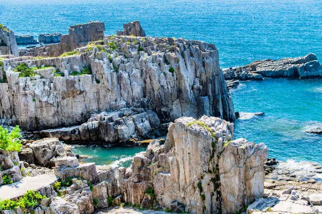 世界三大奇勝・国の天然記念物などに選ばれている絶景スポット「東尋坊」