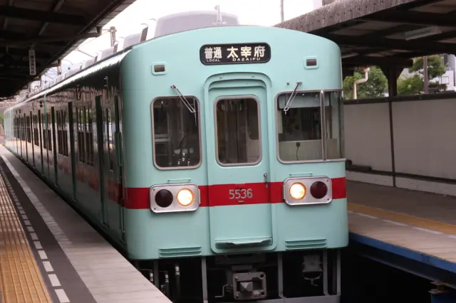 行駛在西鐵太宰府線上的復古風電車