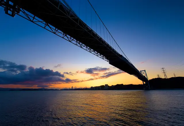 本州と九州を隔てる関門海峡を繋ぐ関門橋