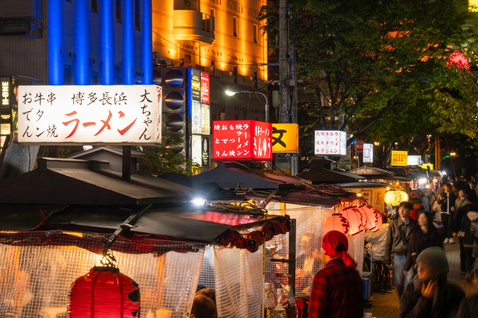 屋台ならではの雰囲気とグルメも楽しもう