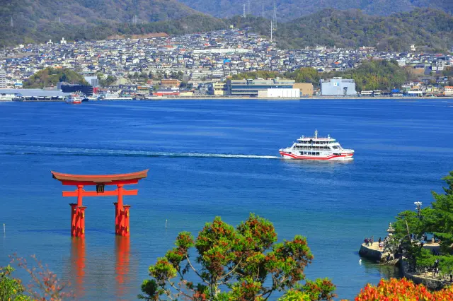 搭乘渡輪一邊享受海風的吹拂，一邊欣賞沿途風景