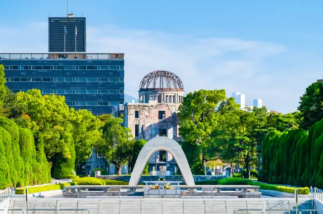 平和記念公園の慰霊碑と原爆ドーム