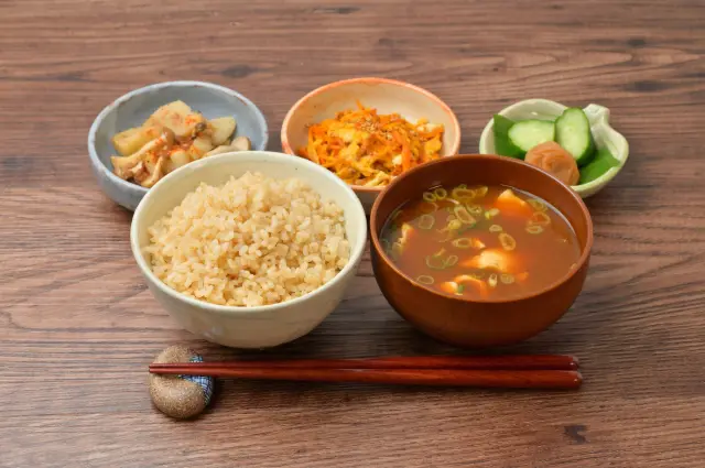 懷石料理的基本構成是「一汁三菜」（即湯品、一道主菜與兩道副菜）