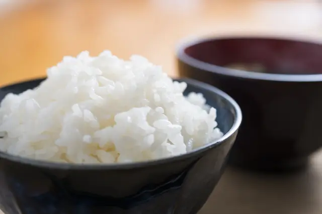 傳統懷石料理中，最初端上桌的「折敷」