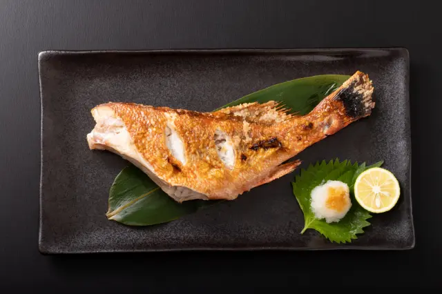 用一個較大的盤子盛放，份量足夠用餐人數享用