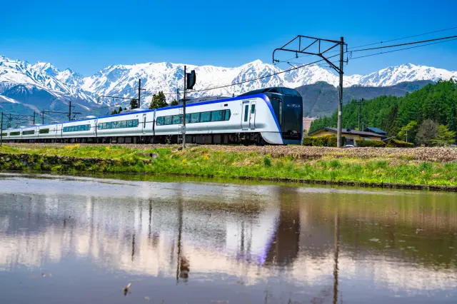 北アルプスを背景に走る特急あずさ