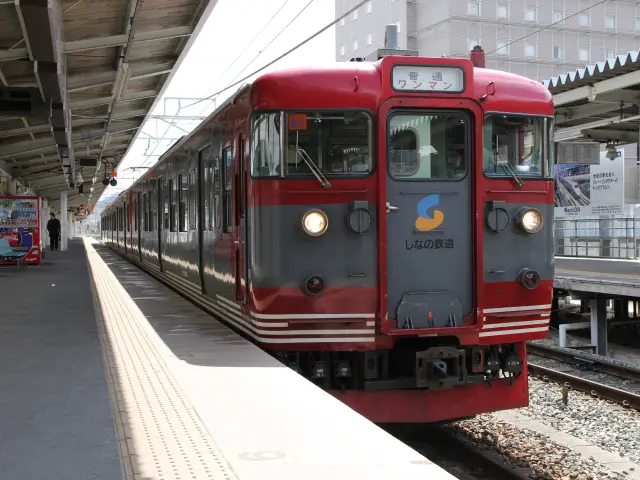 レトロな車体が魅力の「しなの鉄道」