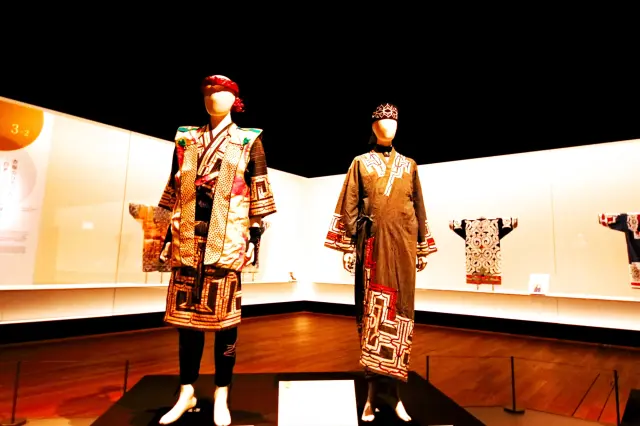 展示「爱努族人」传统服饰的文化设施