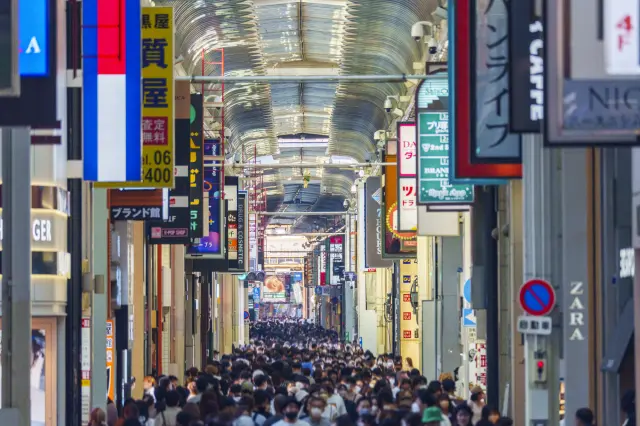 南北贯穿大阪中心地区的热闹的商店街