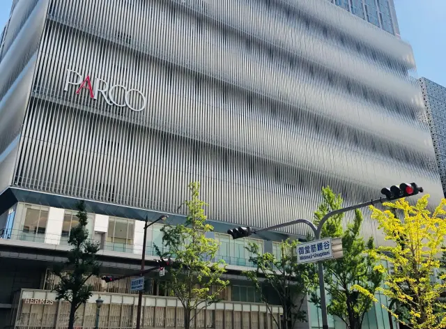 面朝御堂筋的时尚大楼，集结了种类丰富的店铺和餐厅