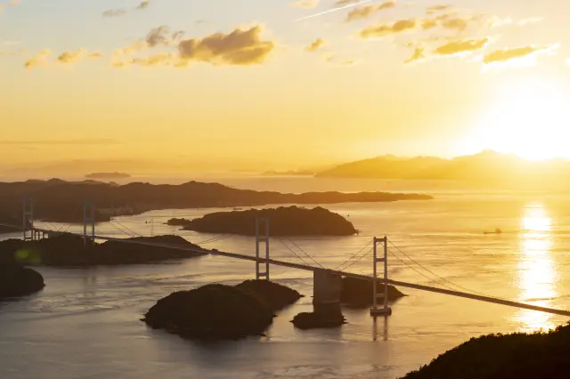 亀老山展望公園から眺める美しい夕日としまなみ海道