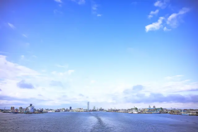 從佐渡航線出發的渡輪上看到的新潟港