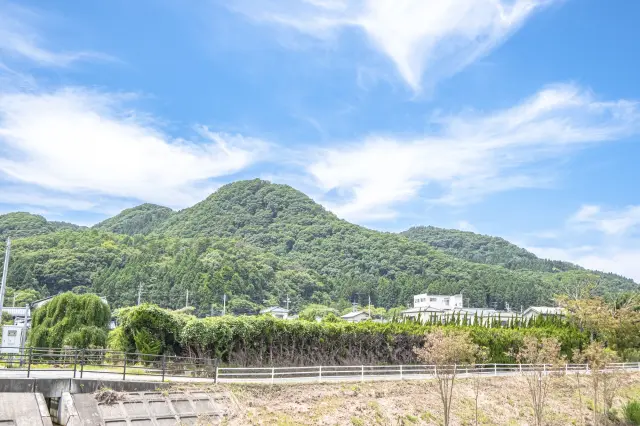 從流經岩室溫泉街的矢川上游看到的溫泉街