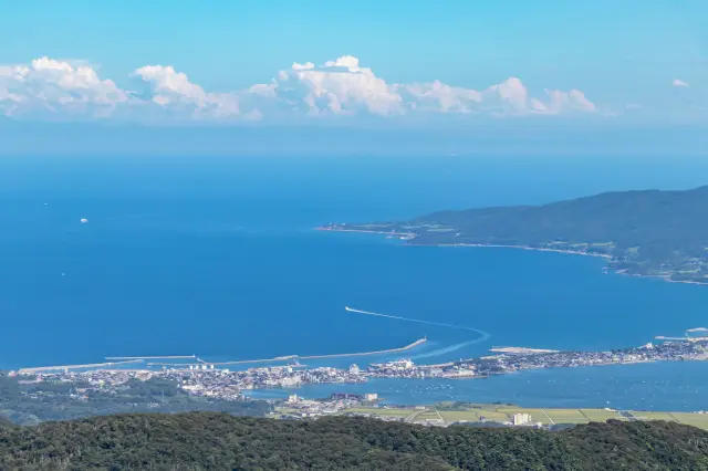 從大佐渡天空之路俯瞰兩津港和加茂湖