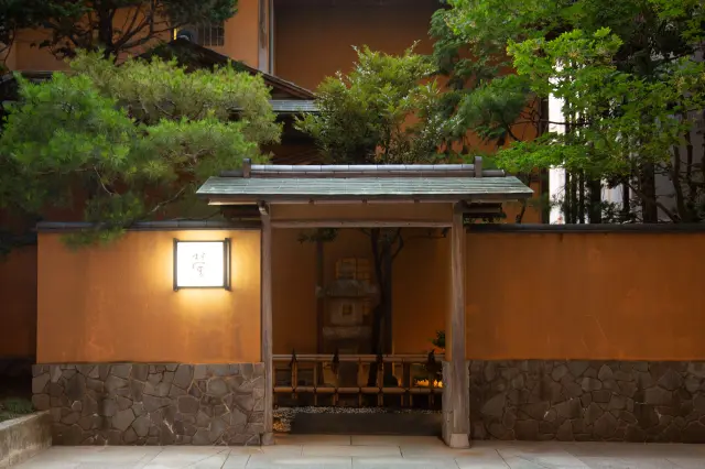 数寄屋造りの重厚なたたずまいに緑を配した素敵な外観