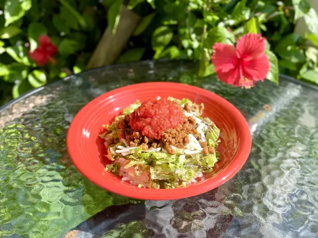 可以品嚐使用嚴選沖繩食材的塔可飯，還能飽覽瀨長島海景與那霸機場的好風景