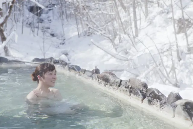 冬季造訪東北地區時，可體驗邊賞雪邊泡湯的「雪見風呂」，是造訪東北溫泉的一大樂事