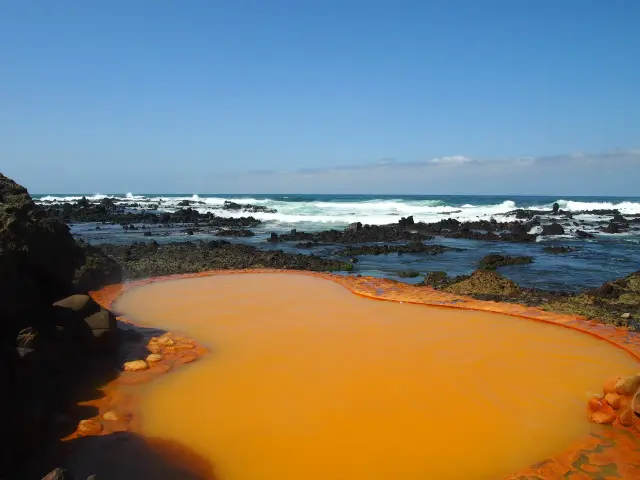 緊靠海邊的露天溫泉相當有名