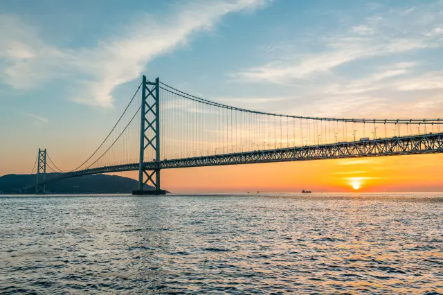 被夕陽染紅的明石海峽大橋和瀨戶內海