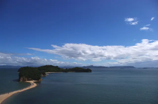 在退潮時才會現身的砂洲小徑，是知名的戀人之聖地