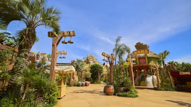 穿過隧道後，咚奇剛的世界就展現在眼前