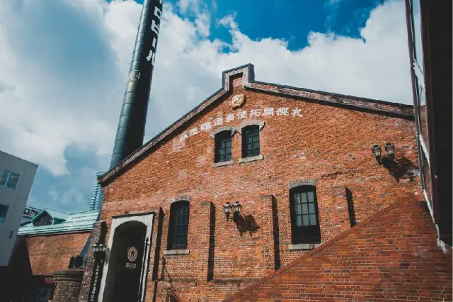 在前身是「開拓使札幌麥酒釀造所」的札幌啤酒工廠舊址上興建的複合商業設施