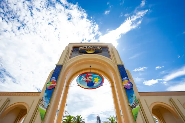 Head to the park by passing through the Los Angeles Coliseum arch.
