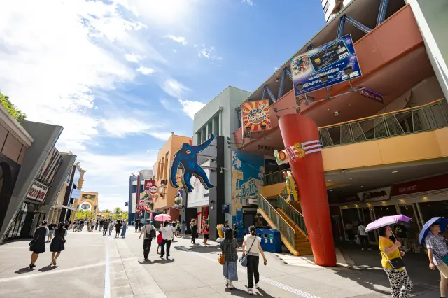 Universal Citywalk offers a variety of restaurants where you can enjoy Japanese cuisine, including sushi, takoyaki (ball-shaped grilled snack with pieces of octopus inside), and udon.