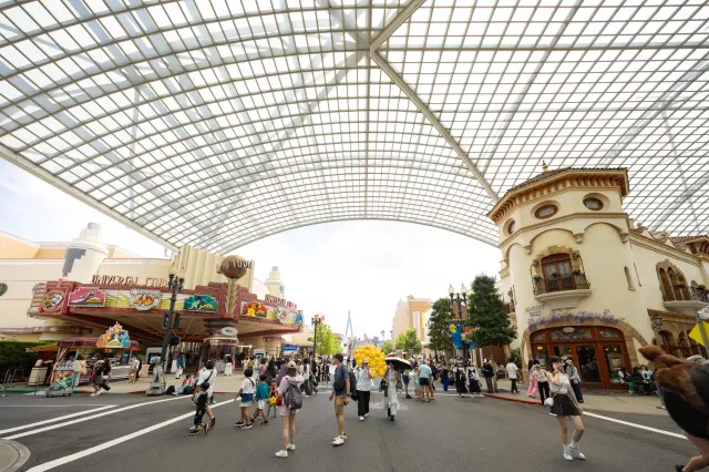 The Hollywood area is densely packed with restaurants and shops.