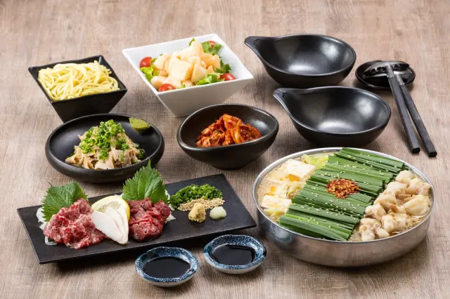 Oyama Set: a combo plate of motsunabe and horse sashimi.