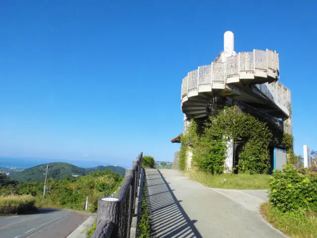 A forest park with views from several observation decks.