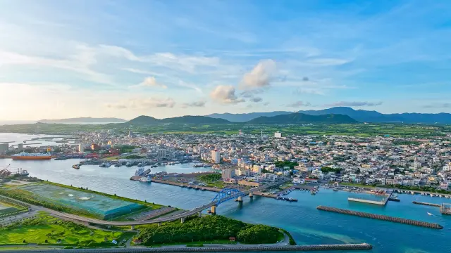 美麗的珊瑚礁海域與石垣島的城市風光