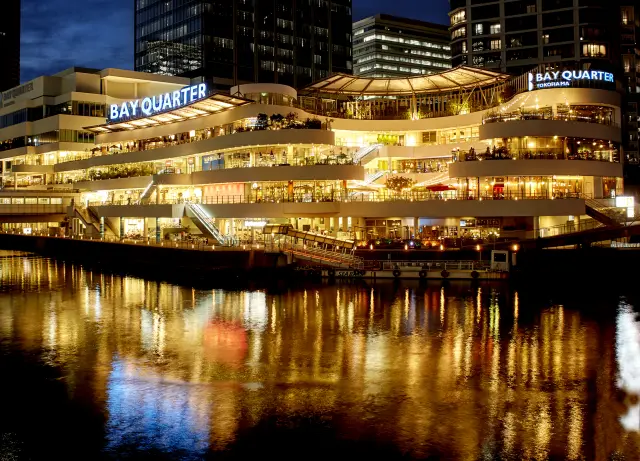A shopping mall where you can enjoy a meal in the sea breeze