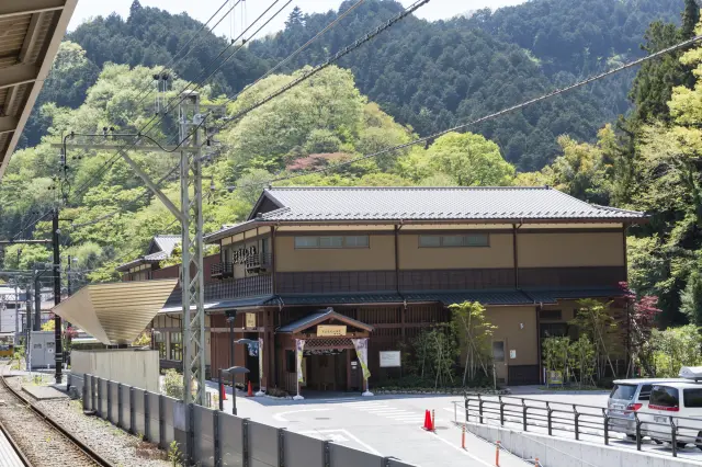 다카오의 자연에 둘러싸인 '게이오 다카오산 온천/고쿠라쿠유'