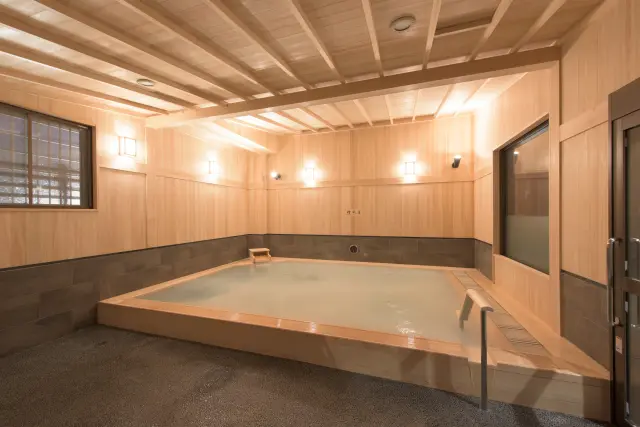 마이크로 버블 ‘히노키탕’. 히노키 향기에 치유되며 릴랙스할 수 있습니다.