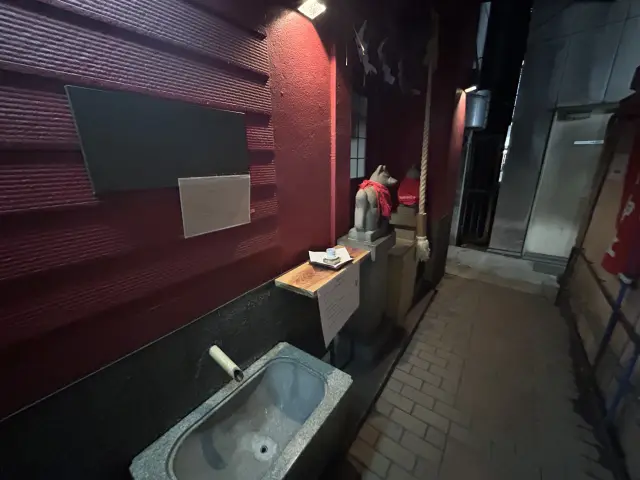 The Inari deity quietly standing in a backstreet