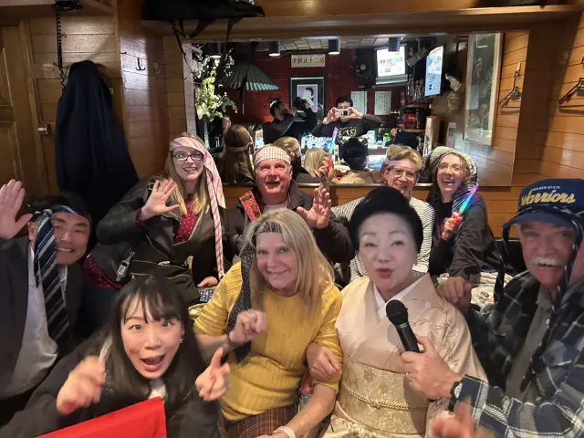 Don’t just enjoy interacting with the Mama; also take the chance to engage with the customers next to you.