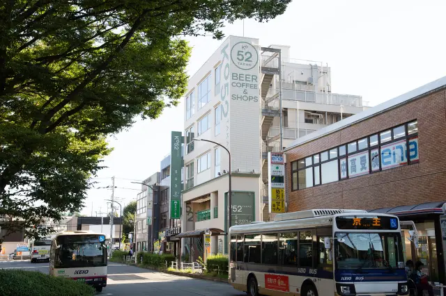 역 로터리와 인접한 'KO52 TAKAO'