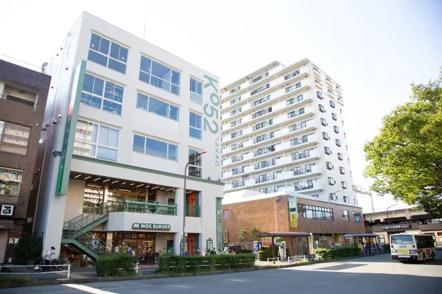 오른쪽 끝에 다카오역이 있습니다. 역에서 이동하기도 쉬워요.