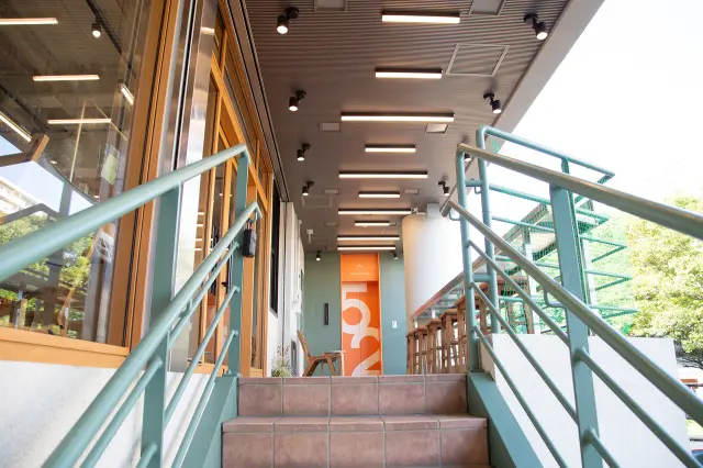 엘리베이터 또는 계단을 이용해 2층으로 올라가세요.