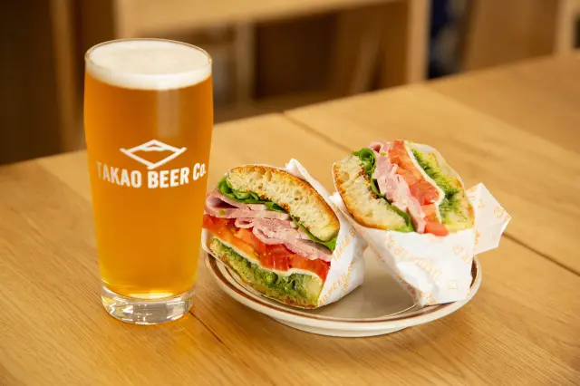 다카오산 기슭 마을에 있는 'TAKAO BEER KO52 BREWERY & TAPROOM'에서 양조장을 병설한 신선한 크래프트 비어를 맛보세요