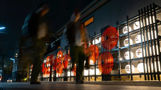 吸引過路旅人目光的和傘裝飾更添日式風情